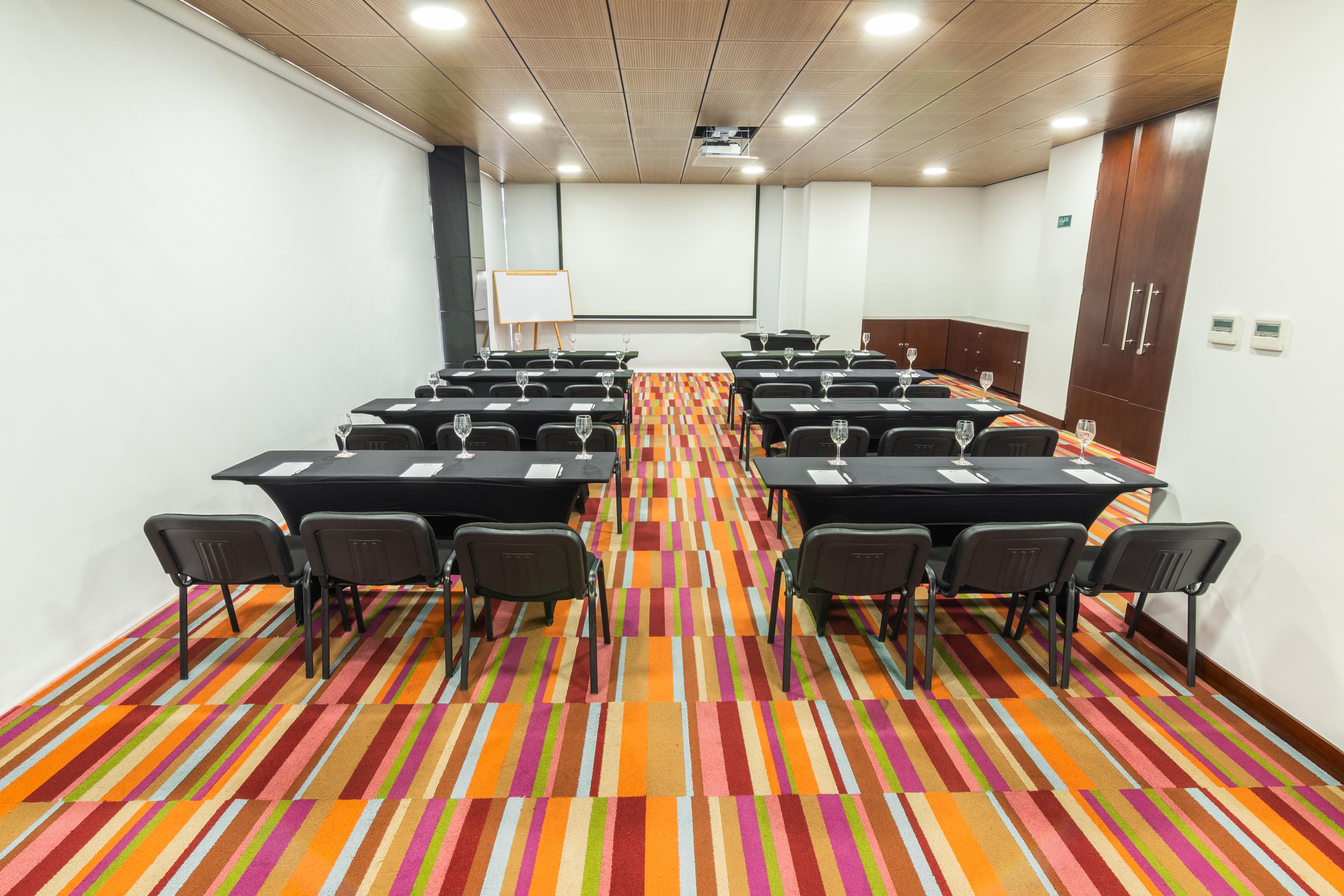 Best Western Plus 93 Park Hotel Bogotá Exteriör bild Meeting room at the hotel