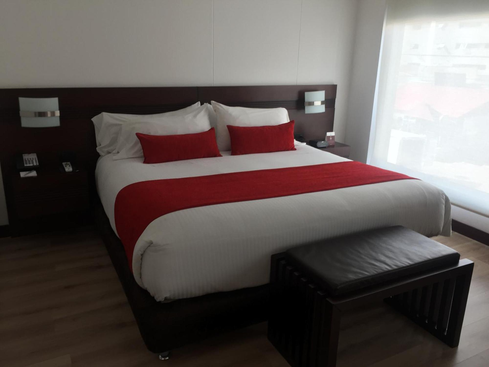 Best Western Plus 93 Park Hotel Bogotá Exteriör bild A bed with a bed runner