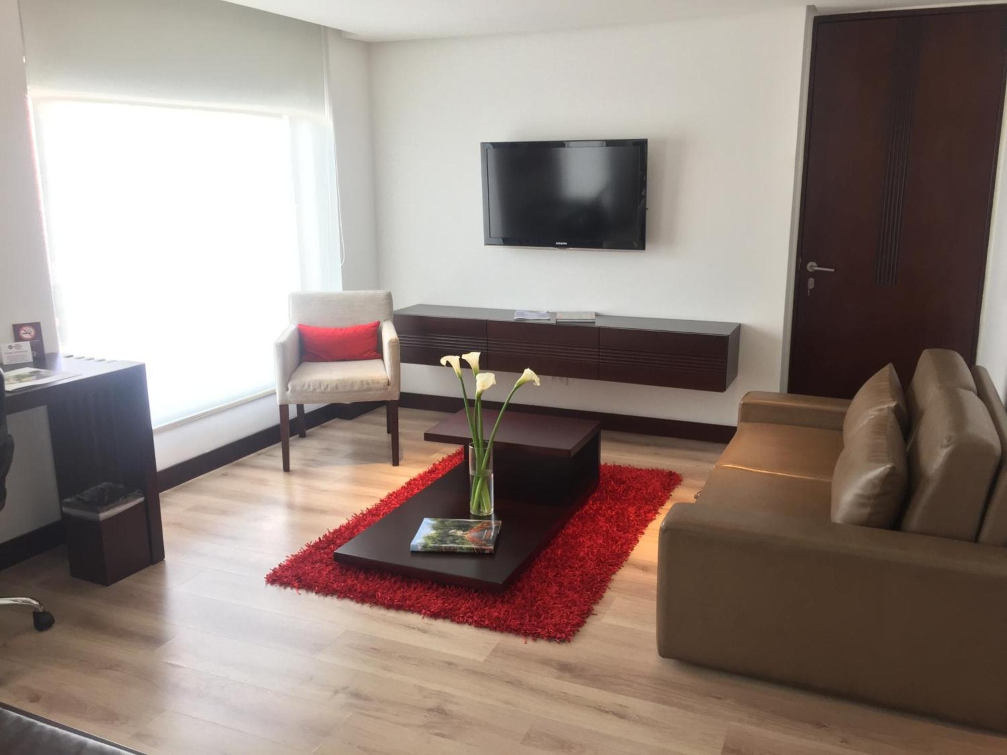 Best Western Plus 93 Park Hotel Bogotá Exteriör bild Living room of a suite at the hotel