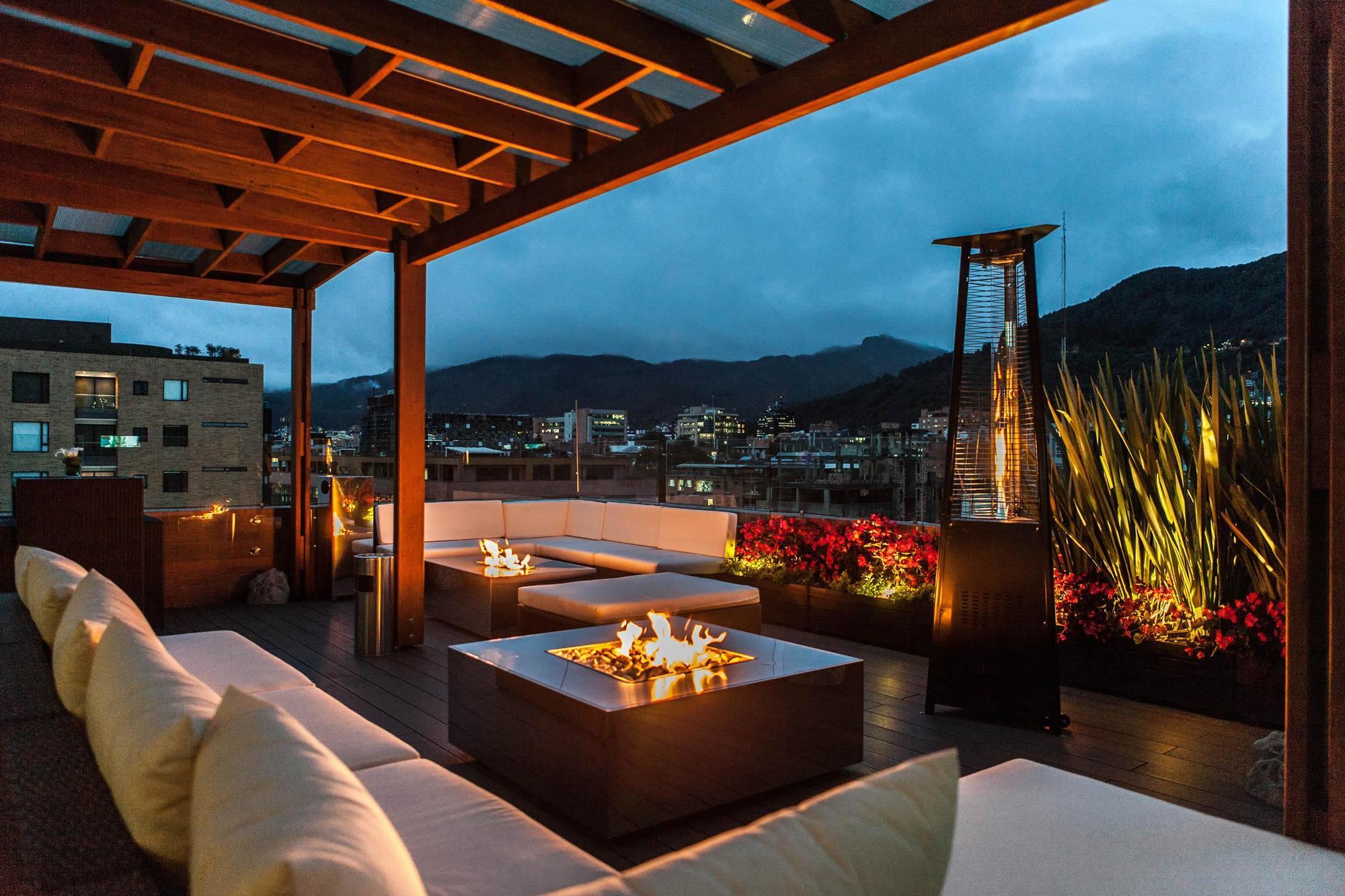 Best Western Plus 93 Park Hotel Bogotá Exteriör bild Rooftop bar at the Four Seasons Hotel, Santiago