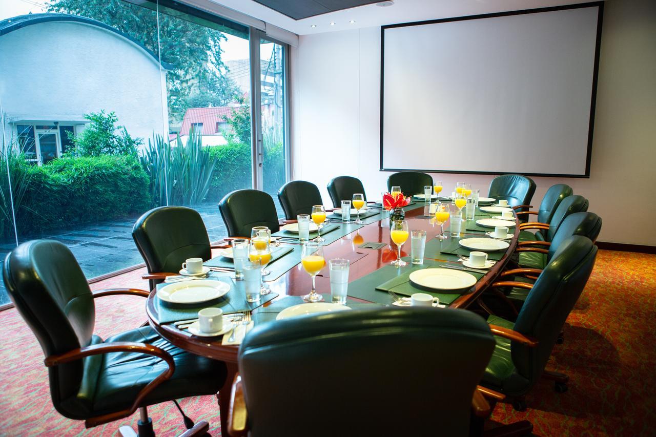 Best Western Plus 93 Park Hotel Bogotá Exteriör bild A boardroom at a hotel