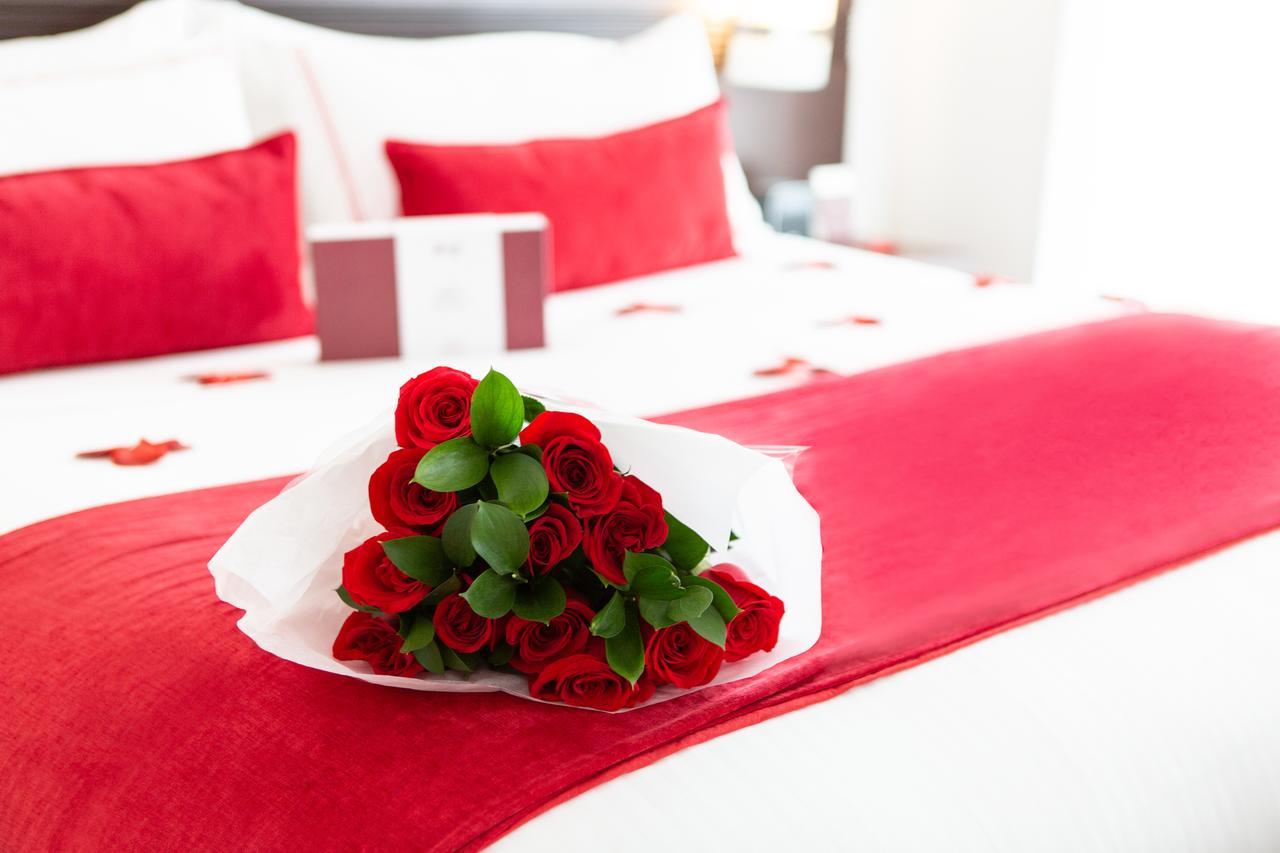 Best Western Plus 93 Park Hotel Bogotá Exteriör bild A bouquet of red roses