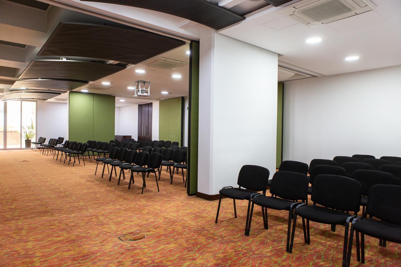Best Western Plus 93 Park Hotel Bogotá Exteriör bild A meeting room at the hotel