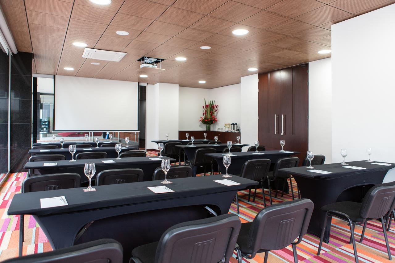 Best Western Plus 93 Park Hotel Bogotá Exteriör bild Meeting room at the hotel